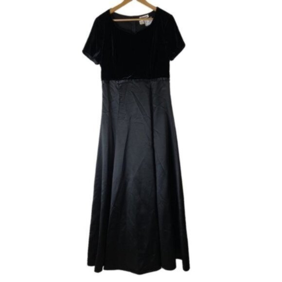 Southeastern Performance Apparel Women’s Gavotta Dress. Size 12 - Picture 1 of 7